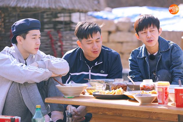 三位主人一起吃午饭开心聊天