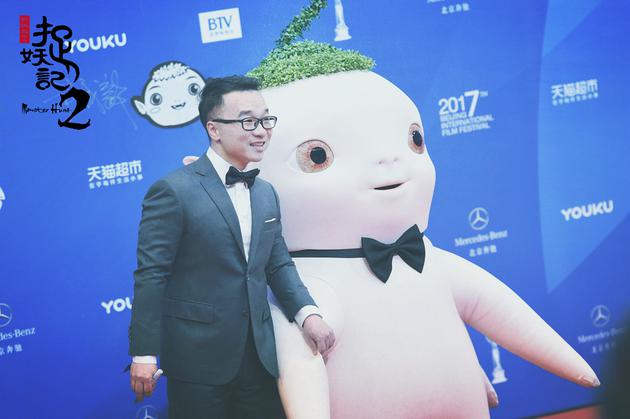 《捉妖记2》导演许诚毅、胡巴红毯合影