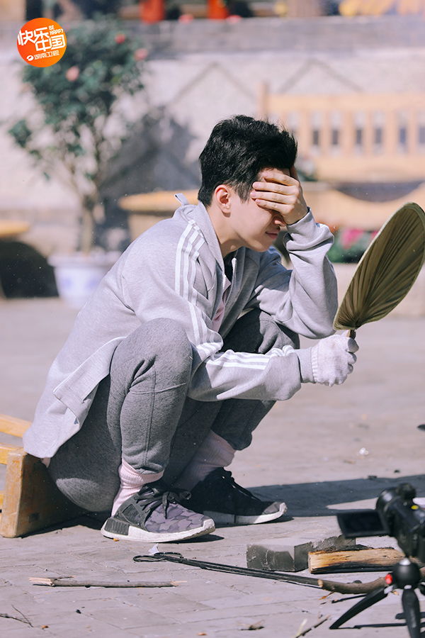 刘宪华生火搞怪挡烟雾