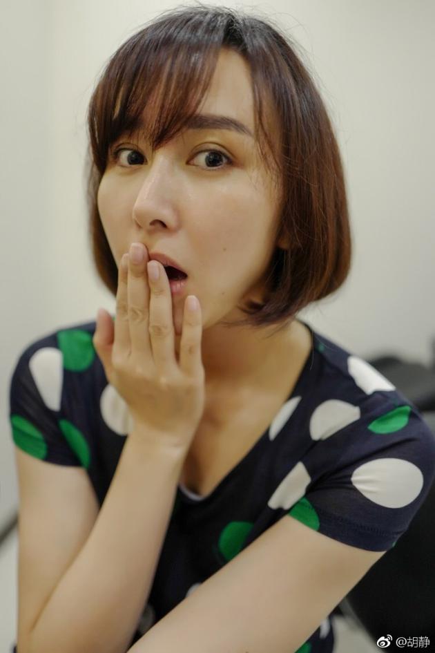 阔太胡静短发素颜出镜 托腮搞怪俏皮不少自嘲脸大|胡静|短发|微博