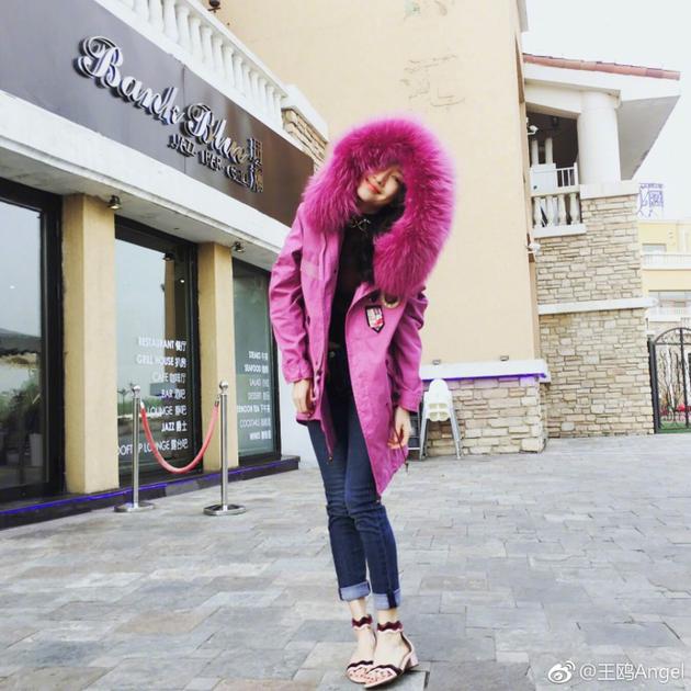 王鸥久违晒自拍粉色毛领抢镜粉丝终于等到你