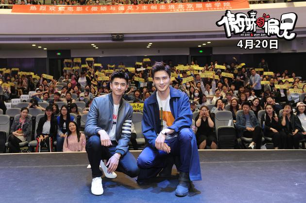 张云龙、高伟光和学生合影