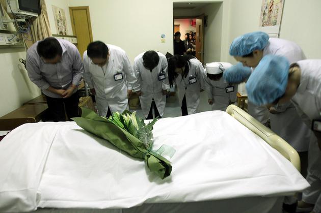 医护人员向病榻上的徐玉兰鞠躬做最后告别。
