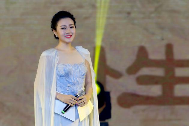 东方歌舞团女高音歌唱家徐晶晶