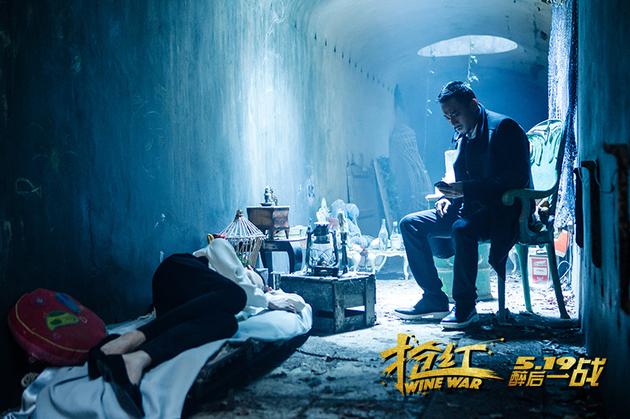 张涵予焦急看手机