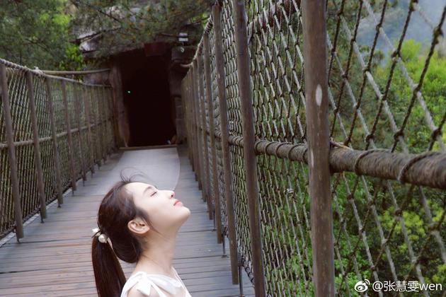 张慧雯晒照似仙女