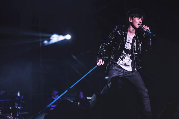 张杰现场演唱