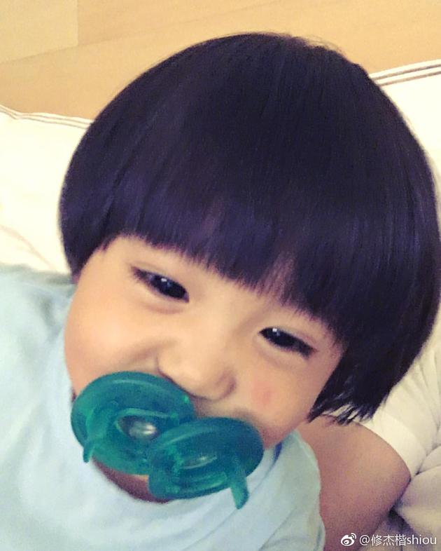 小可爱走帅气风修杰楷晒咘咘新短发咬奶嘴超萌