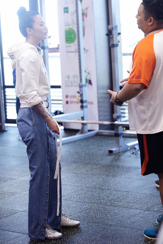 谭维维化身麻辣教练