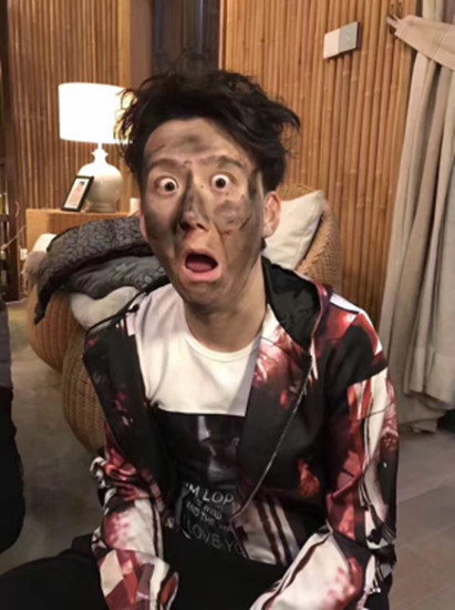 《银狐传说》花絮照曝光 张正言搞怪艳福不浅