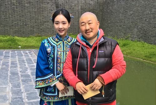 曾淇杀青与导演合影