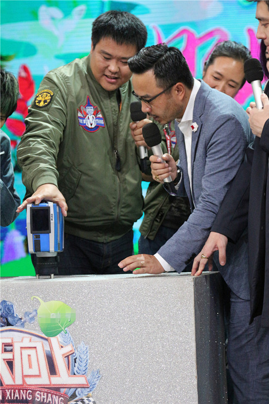 张昕宇向汪涵介绍旅行装备