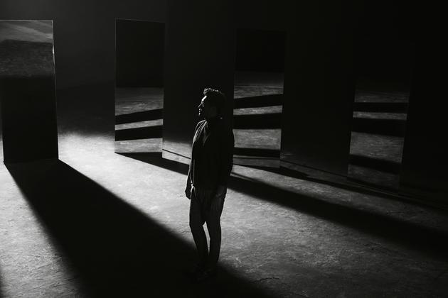 关喆《黑白》单曲首发