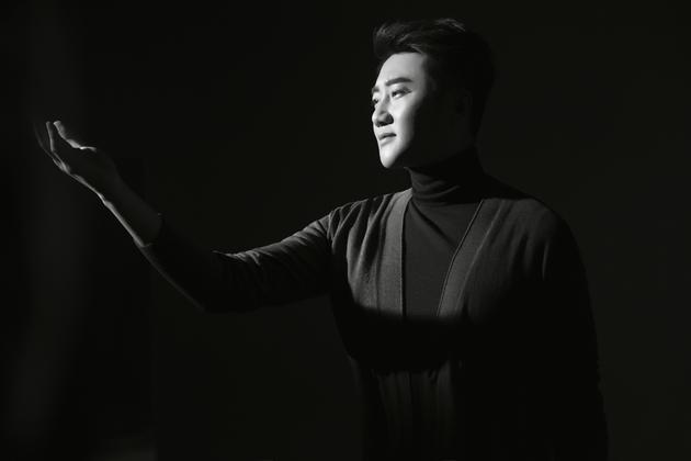 关喆用柔和嗓音唱出撕心痛楚