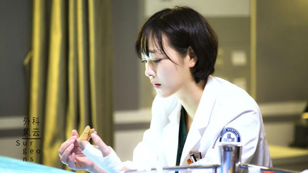 《外科风云》何杜娟携手靳东演绎大叔萌妹日常