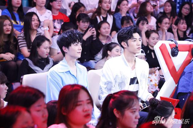 杨业明姚望快男现场观看选手表演