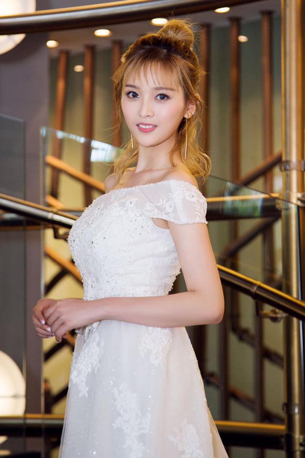 吴宣仪美艳动人