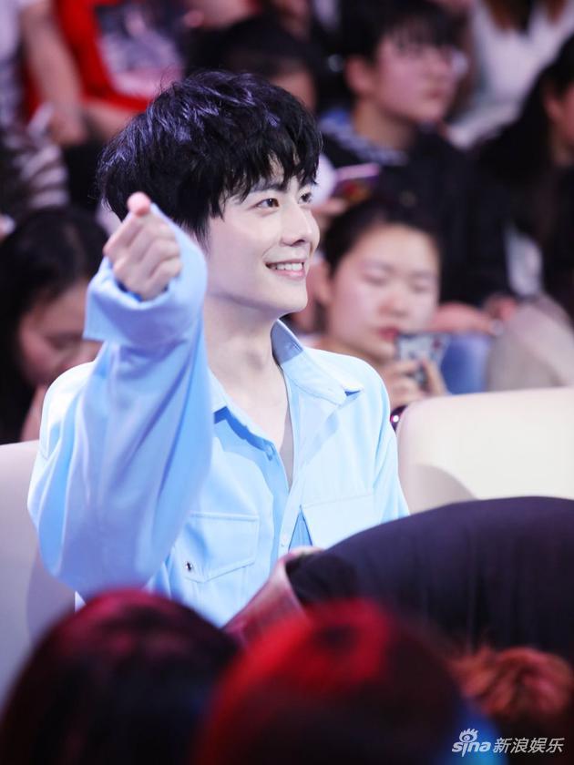 姚望作为听审团长录制快男