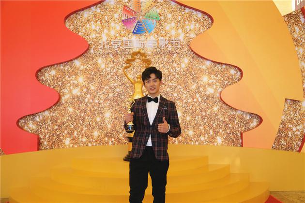 夏志远受邀出席北影节获人气新星荣誉