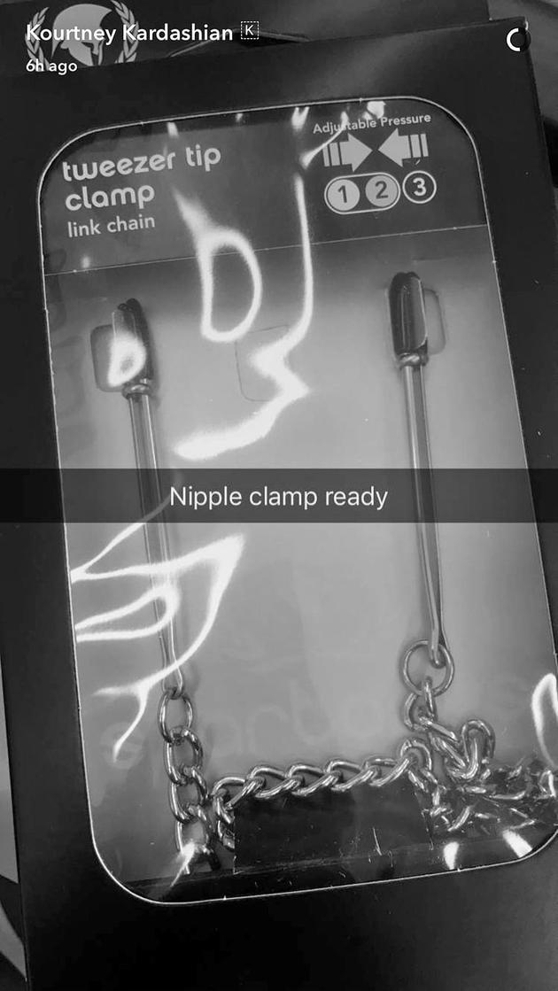 考特尼晒“乳头夹”