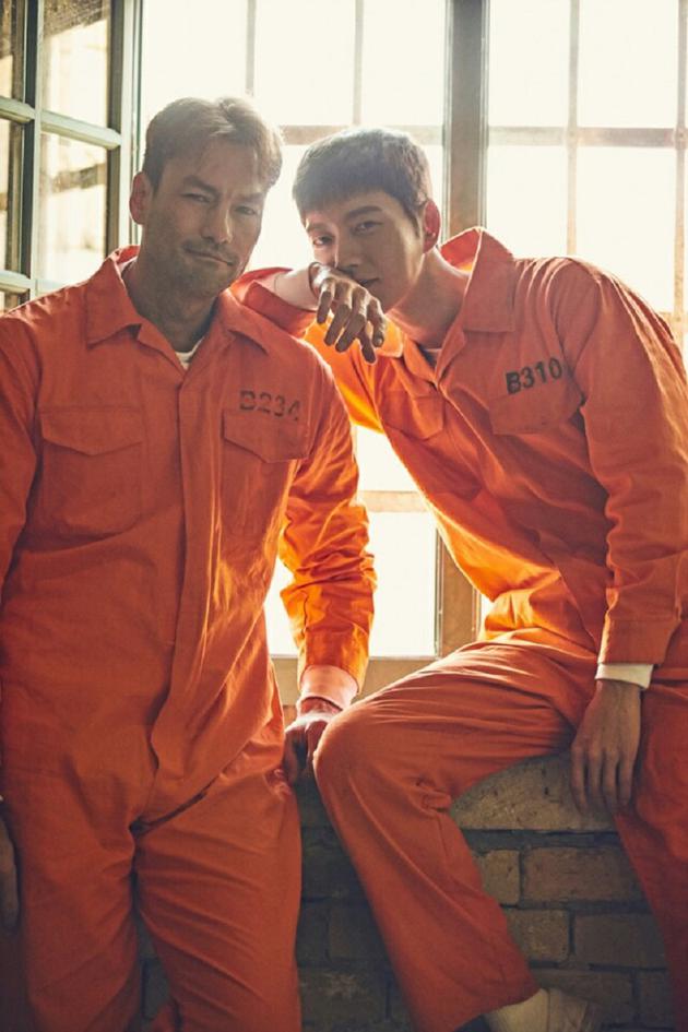 《man x man》外景剧照 朴海镇与外籍演员互动