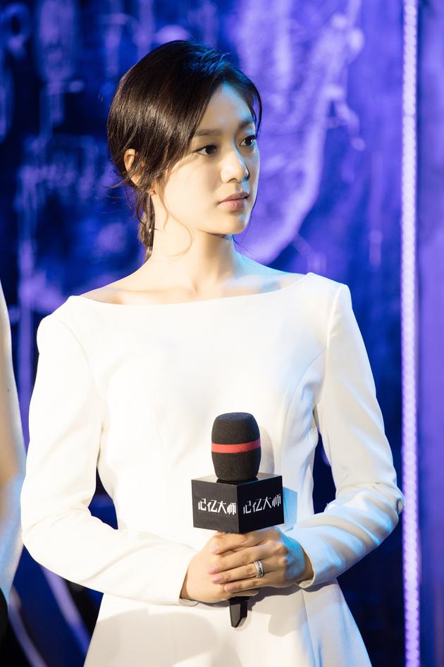 王真儿白裙优雅