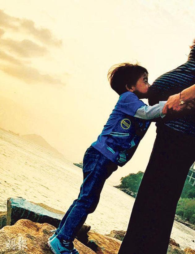 妹妹仍在妈妈肚子里时，3岁的霍中曦隔着妈妈肚皮亲亲妹妹