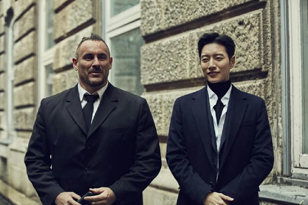 《man x man》外景剧照 朴海镇与外籍演员互动