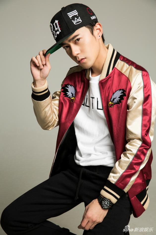 曲哲明 现代帅照