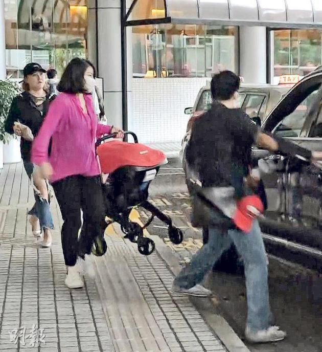 霍启刚一马当先开车门，郭晶晶挽着婴儿车随后，产后的郭晶晶身材略胖需要时间收身