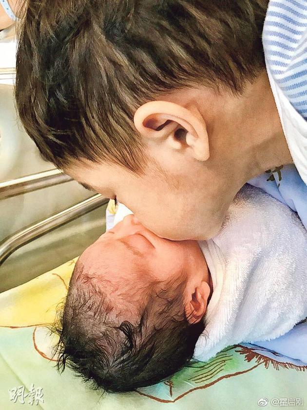 做哥哥的霍中曦欢迎家庭新成员，轻轻吻妹妹，十分温馨