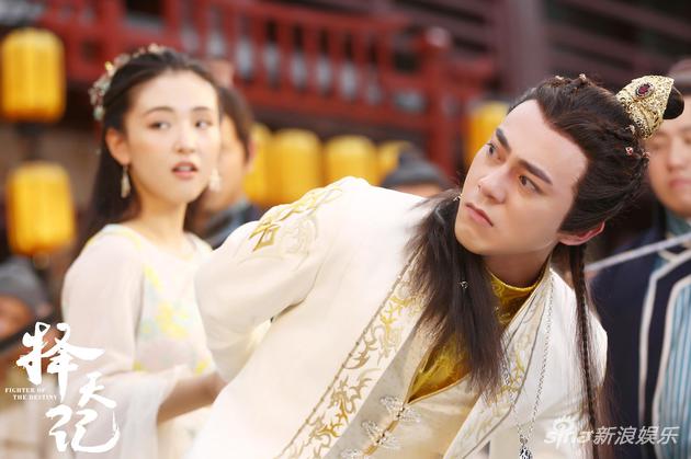 曲哲明 被落落教训