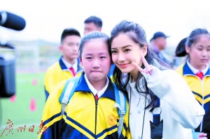 Angelababy安慰小朋友。