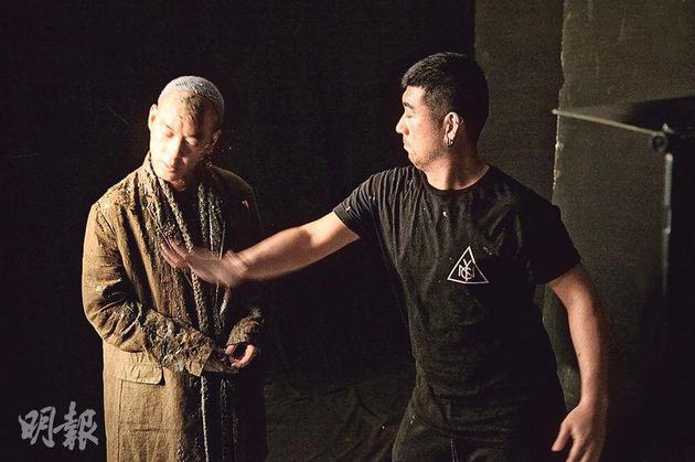 麦浚龙（左）为令新歌MV的影像更震撼，任由副导演狂掴18巴掌。