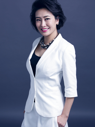 贾妮参加读诗会端庄大气感人入胜