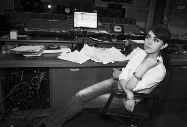 居文沛在录音棚工作