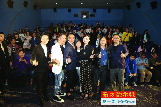 《拆弹专家》举办北京首映礼，主创跟粉丝合影