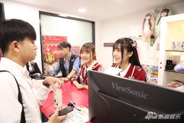 小偶像化身一日周边店员