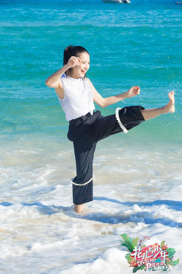 赖雨濛海边戏水