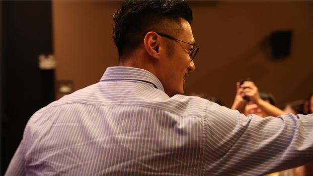 余文乐与影迷击掌