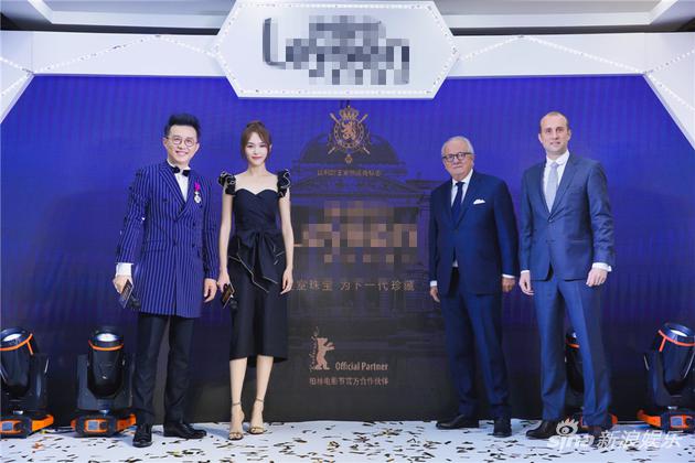 (左起)苏芒,唐嫣,沈东军合影留念