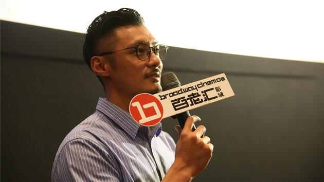 余文乐认真聆听