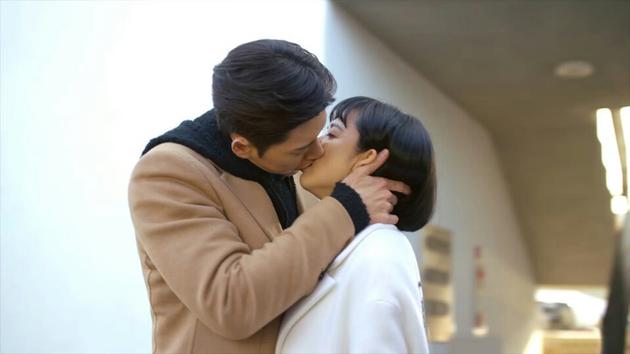 《man x man》新剧照 朴海镇吻戏引发收视热潮