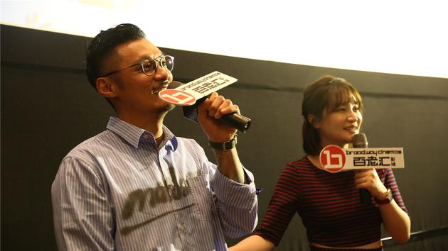 余文乐认真聆听影迷讲话