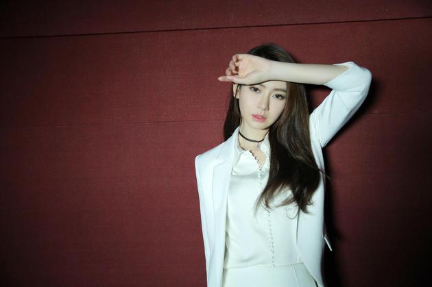 戚薇深情演绎《有个人》MV