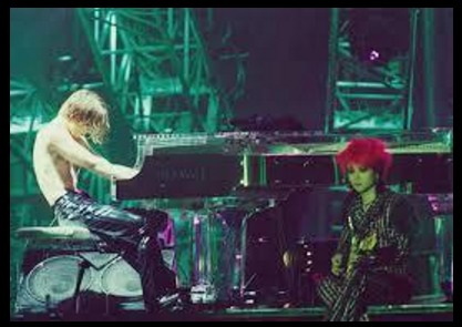 YOSHIKI与hide合影