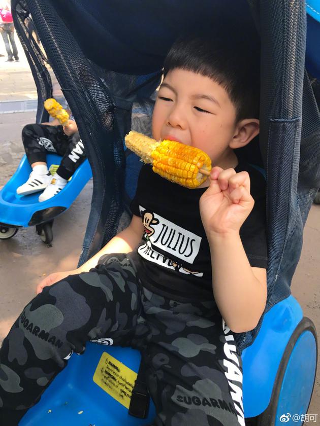 安吉小鱼儿兄弟比赛吃玉米 一个豪放一个矜持