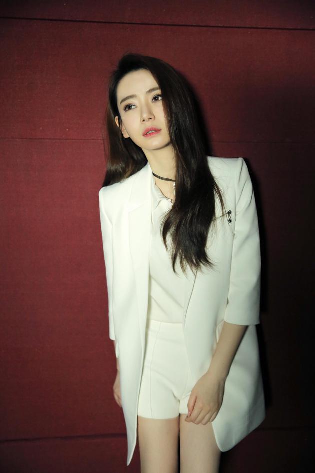 戚薇白色西装