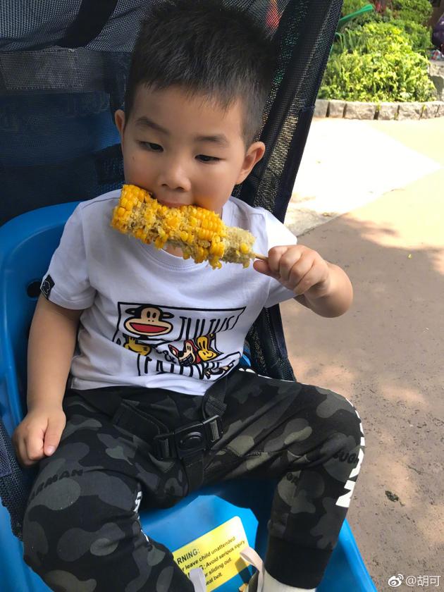 安吉小鱼儿兄弟比赛吃玉米 一个豪放一个矜持