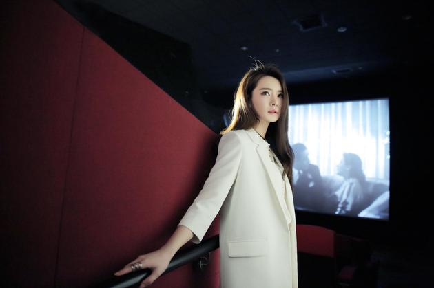 戚薇《有个人》